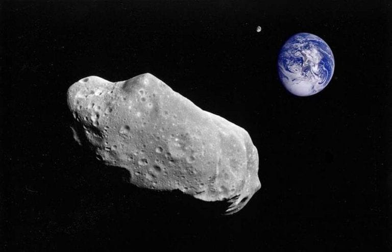 Un grosso asteroide sta per sfiorare la Terra: ecco quanto pesa e a quale distanza passerà