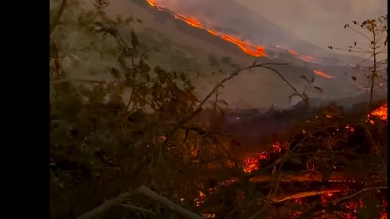 Vulcano Pacaya, la lava sta lambendo le case: iniziate le evacuazioni