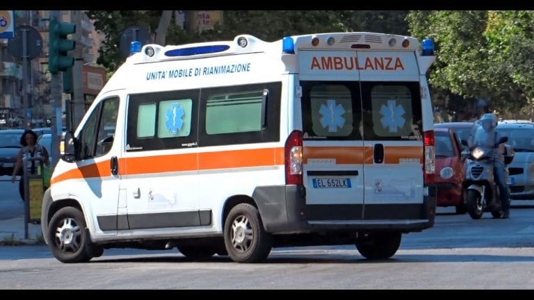 Tragico incidente stradale in Italia: auto esce di strada e finisce in un canale di scolo. Due morti