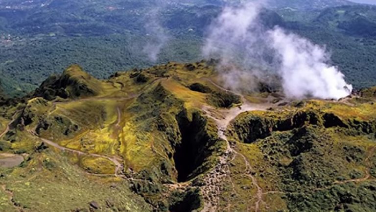 Eruzione catastrofica in arrivo, le autorità ordinano l’evacuazione dall’isola: ecco dove sta accadendo – VIDEO Eruzione catastrofica in arrivo, le autorità ordinano l’evacuazione dall’isola: ecco dove sta accadendo – VIDEO