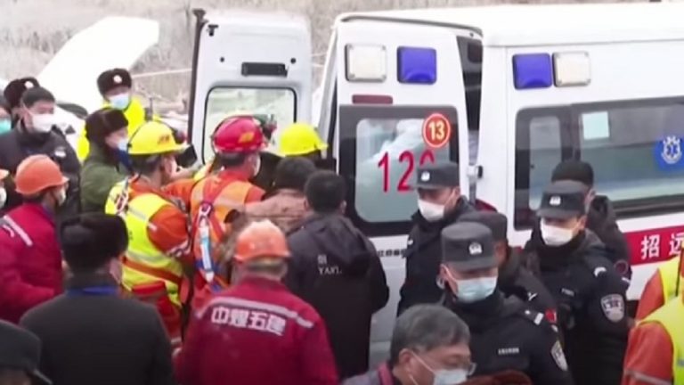 Inondazione devasta una miniera intrappolando 21 minatori: ecco cosa sta succedendo in Cina Inondazione devasta una miniera intrappolando 21 minatori: ecco cosa sta succedendo in Cina