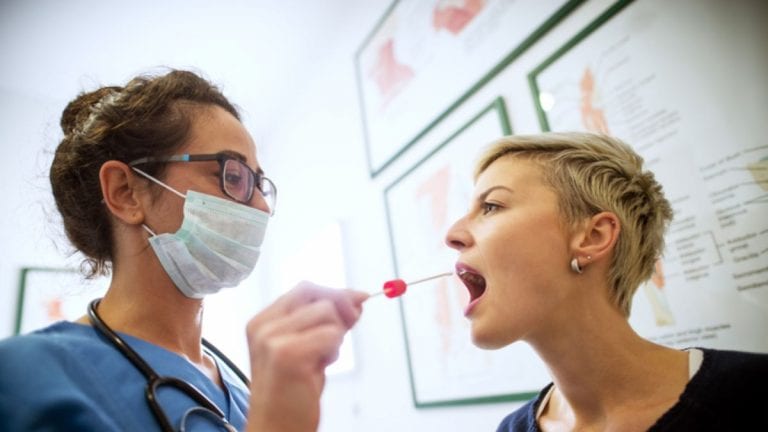 Tamponi, richiesta quintuplicata durante le vacanze e adesso potrebbero mancare i reagenti