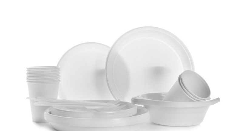 E’ ufficiale, l’Italia dice addio a bicchieri, cannucce e piatti di plastica: ecco il provvedimento approvato in Parlamento