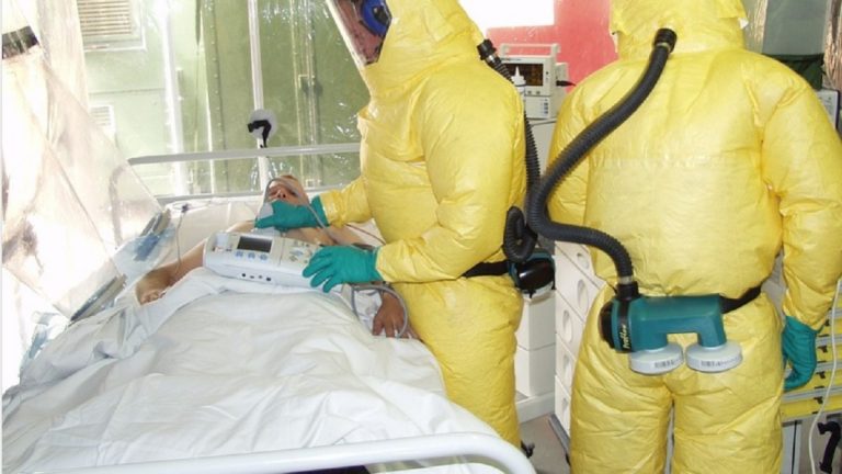 Coronavirus, un super-untore va al lavoro con la febbre a 40 e infetta 22 persone: ecco dove è successo Coronavirus, un super-untore va al lavoro con la febbre a 40 e infetta 22 persone: ecco dove è successo