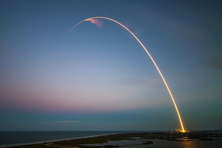 Razzo cinese in caduta incontrollata verso la Terra: ecco quali sono i rischi per l’Italia