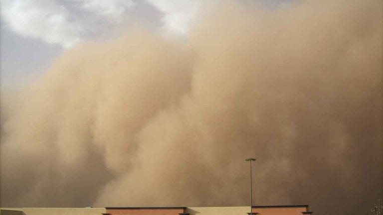 METEO – Incredibile MURO di SABBIA AZZERA la VISIBILITA’ in Kuwait: forti DISAGI, VIDEO