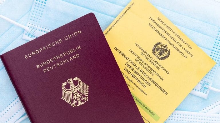 Green Pass, arriva il certificato verde che servirà per viaggiare e partecipare ad eventi di massa: come richiederlo e a chi spetta