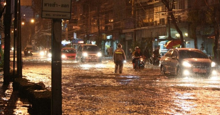 METEO – Violento NUBIFRAGIO si è abbattuto su Napoli, enorme VORAGINE al Rione Sanità: sfollate 15 persone