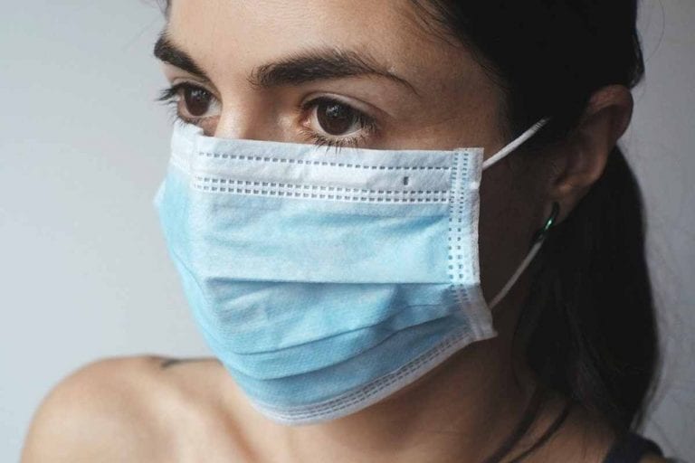 Coronavirus, quando non sarà più obbligatoria la mascherina al chiuso? Le opinioni degli esperti