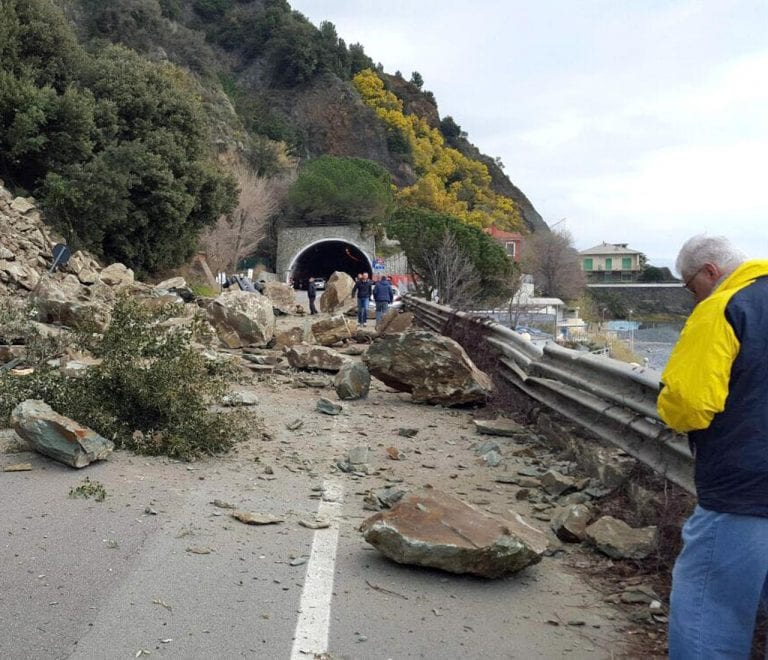 METEO – Forte MALTEMPO si abbatte in Liguria: una FRANA TRAVOLGE lo spezzino, chiusa una strada