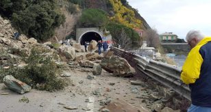 METEO - Forte MALTEMPO si abbatte in Liguria: una FRANA TRAVOLGE lo spezzino, chiusa una strada
