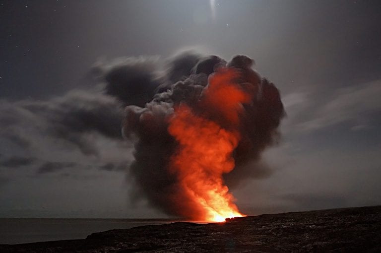 Lo Stromboli erutta, la lava arriva fino al mare: fumo, cenere e paura sulle Eolie, ecco cosa succede (VIDEO)