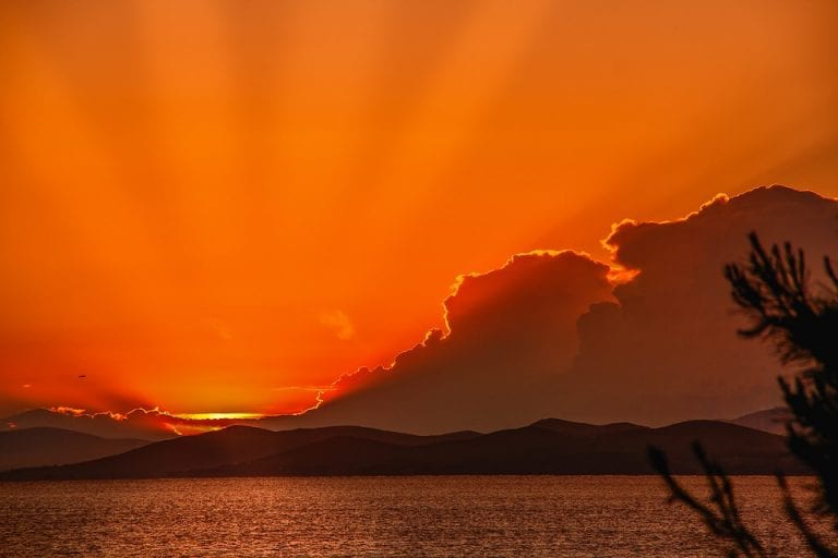 METEO – Verso un miglioramento del tempo nelle PROSSIME ORE, ma ATTENZIONE: il MALTEMPO resta in agguato