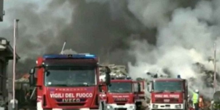 Grosso incendio e poi il crollo del tetto di fronte alla stazione Porta Nuova a Torino: evacuazioni e 5 feriti, Vigili del Fuoco in azione Grosso incendio e poi il crollo del tetto di fronte alla stazione Porta Nuova a Torino: evacuazioni e 5 feriti, Vigili del Fuoco in azione