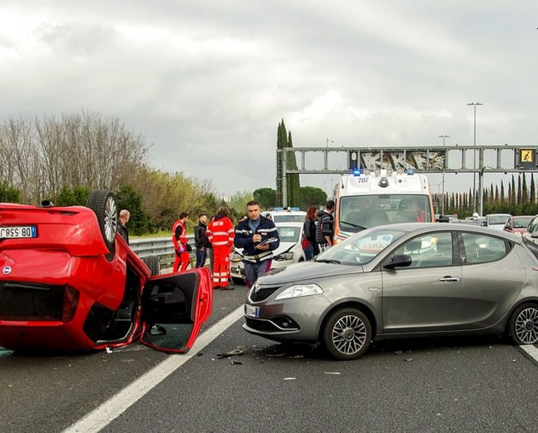 Maxi tamponamento causa numerosi feriti e coinvolge 15 macchine: ecco quanto accaduto a Taranto. I dettagli Maxi tamponamento causa numerosi feriti e coinvolge 15 macchine: ecco quanto accaduto a Taranto. I dettagli
