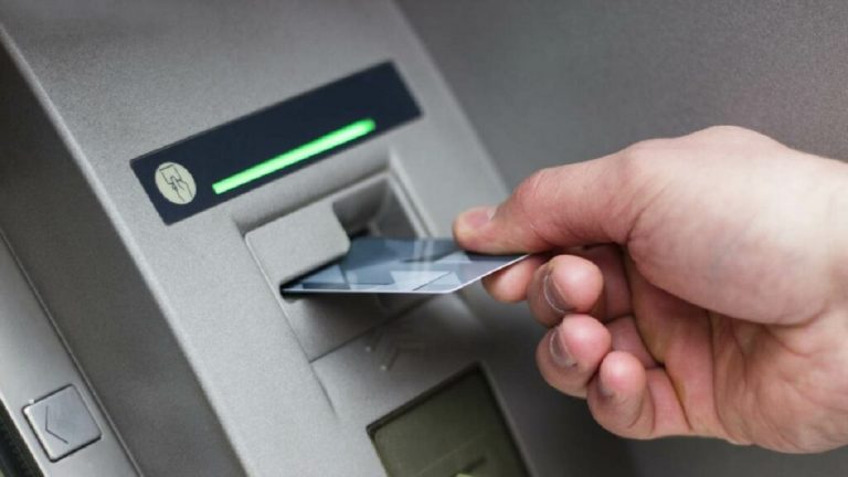 Non chiudono solo i Bancomat: a rischio chiusura anche gli sportelli bancari per scoraggiare l’uso del contante Non chiudono solo i Bancomat: a rischio chiusura anche gli sportelli bancari per scoraggiare l’uso del contante