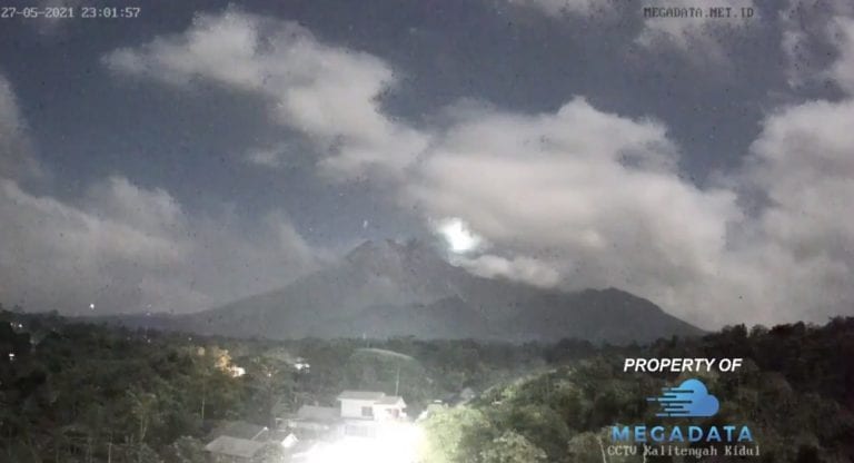 Meteora appare sopra un vulcano e illumina il cielo: spettacolo sul Monte Merapi, ecco cosa è successo in Indonesia