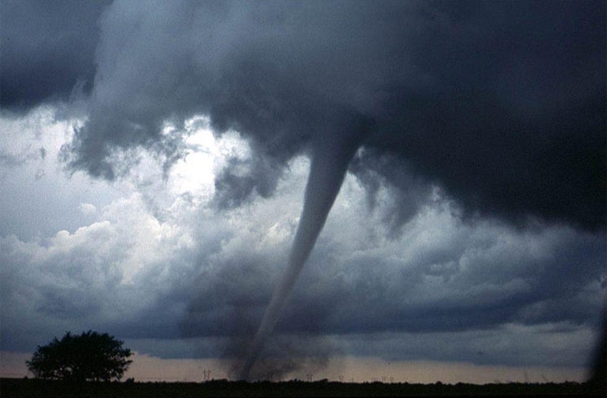 Meteo Ondata Di Forte Maltempo Colpisce La Puglia Tromba D Aria Su Cerignola Il Video