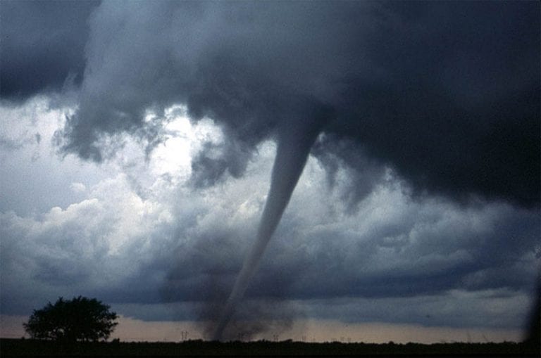 METEO – Una violenta TROMBA d’ARIA ha colpito PANTELLERIA nella serata di ieri, almeno 2 morti e 9 feriti; il video