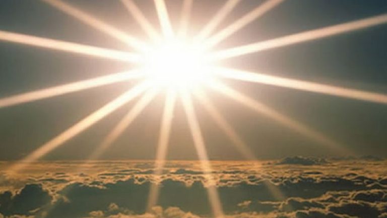 Covid e raggi solari, basta una brevissima esposizione al sole per uccidere il virus: lo studio che lo dimostra Covid e raggi solari, basta una brevissima esposizione al sole per uccidere il virus: lo studio che lo dimostra