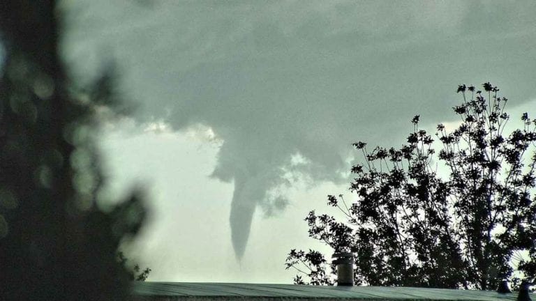 METEO – Forte TORNADO si abbatte nei pressi di un’autostrada nell’Aragona, in Spagna: tanta PAURA, ma nessun DANNO rilevante