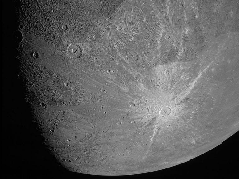 Crateri e fratture sulla luna di Giove: ecco dove e cosa sta succedendo nel Sistema Solare