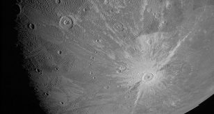 Crateri e fratture sulla Luna: ecco dove e cosa sta succedendo nel Sistema Solare