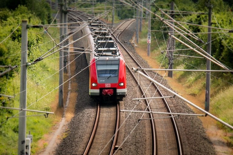 Incidente ferroviario al centro Italia: violento impatto tra un treno e un’auto causa almeno tre feriti. Soccorsi in azione Incidente ferroviario al centro Italia: violento impatto tra un treno e un’auto causa almeno tre feriti. Soccorsi in azione