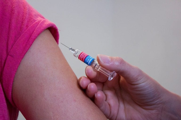 Coronavirus, l’inventore dei vaccini mRNA: “Troppi rischi per i giovani”