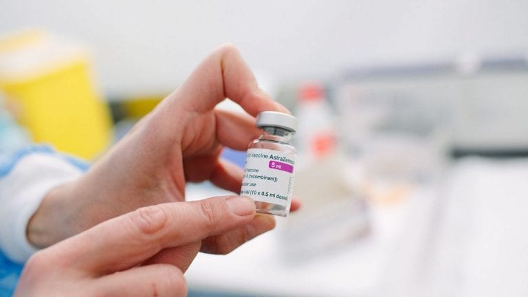 Coronavirus, Astrazeneca: un team di scienziati ha scoperto le cause delle trombosi legate al vaccino Coronavirus, Astrazeneca: un team di scienziati ha scoperto le cause delle trombosi legate al vaccino