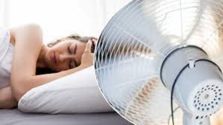 Dormire con il ventilatore acceso, ecco quali sono i rischi che si corrono e le alternative valide Dormire con il ventilatore acceso, ecco quali sono i rischi che si corrono e le alternative valide