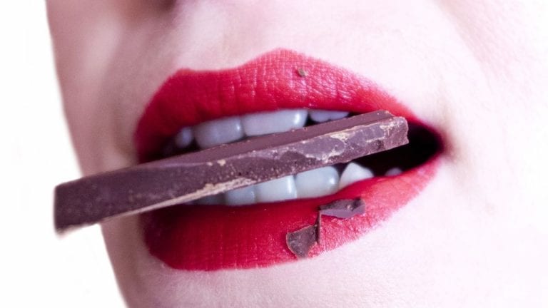 Mangiare cioccolato può avere ottimi benefici sul corpo: ecco quali e quanto mangiarne