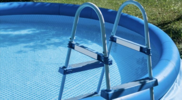 Intossicazione da cloro in piscina, perchè avviene e come riconoscerla: sintomi e rimedi