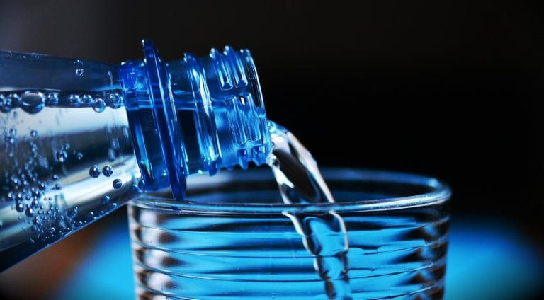 Bere acqua prima di andare a letto? Ecco perché fa bene alla salute