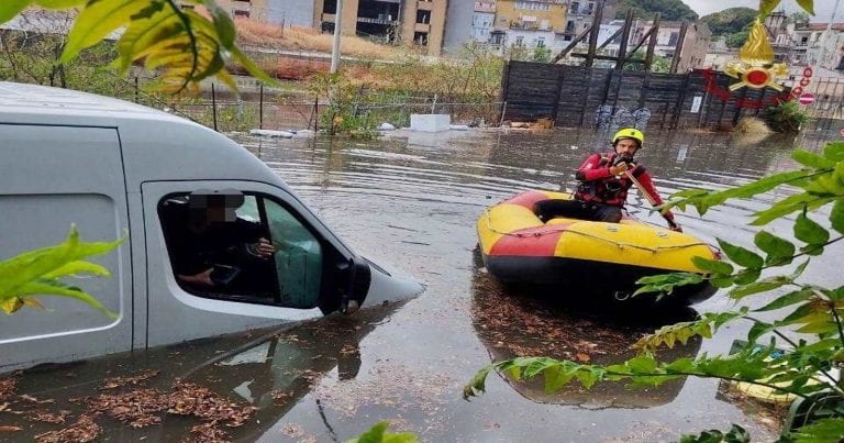 METEO – MALTEMPO in SICILIA, un NUBIFRAGIO nella notte su PALERMO manda in tilt la città; il video
