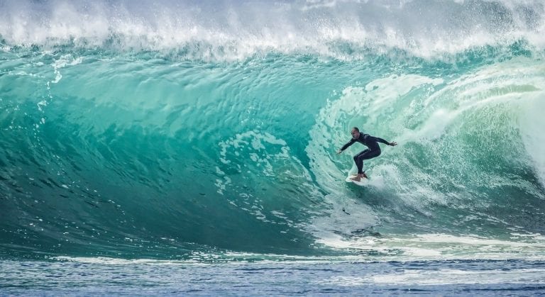 Tragedia in mare, giovane surfista muore travolto da onda gigante. Ecco cos’è successo