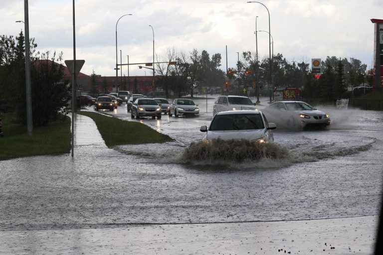 METEO – Violento MALTEMPO devasta il Comasco: torrenti esondati e auto trascinate dall’acqua, DANNI ingenti