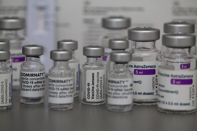 Vaccino Pfizer, l’annuncio della società sulla terza dose: “Aumento notevole dell’efficacia”