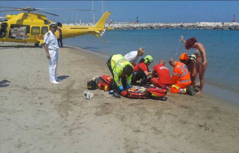 Tragedia nel nord Italia, due morti sulla stessa spiaggia in pochi minuti. Ecco cos’è successo