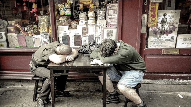 Ecco i cibi da evitare a pranzo per non avere sonno nel pomeriggio Ecco i cibi da evitare a pranzo per non avere sonno nel pomeriggio