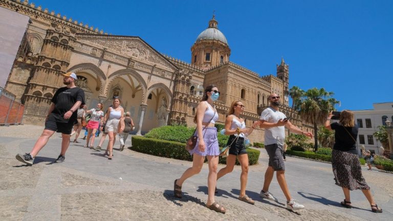 Coronavirus, zone rosse nelle località di vacanza per evitare altri contagi? Lo scenario