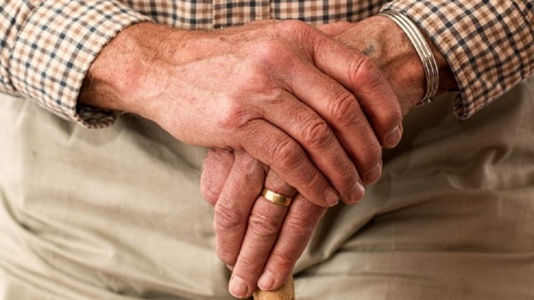 Parkinson, non solo tremore alle mani: ecco gli altri sintomi da saper riconoscere