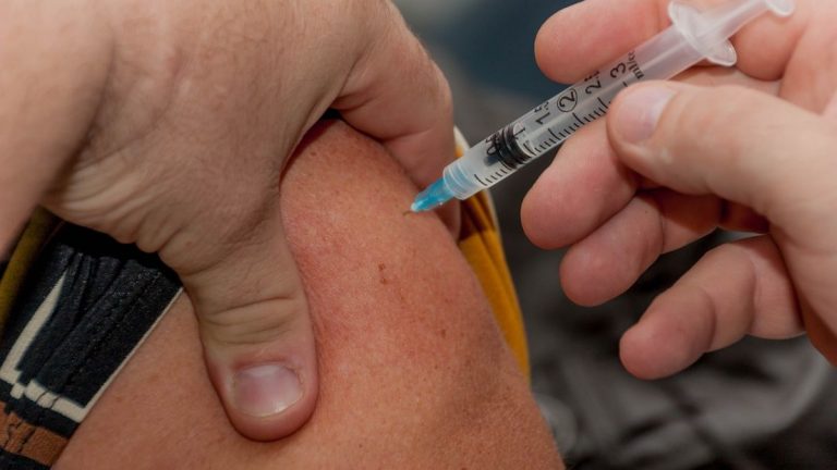 Coronavirus, buono da 10 euro a chi si vaccina: la proposta del Sindaco sta suscitando molte critiche