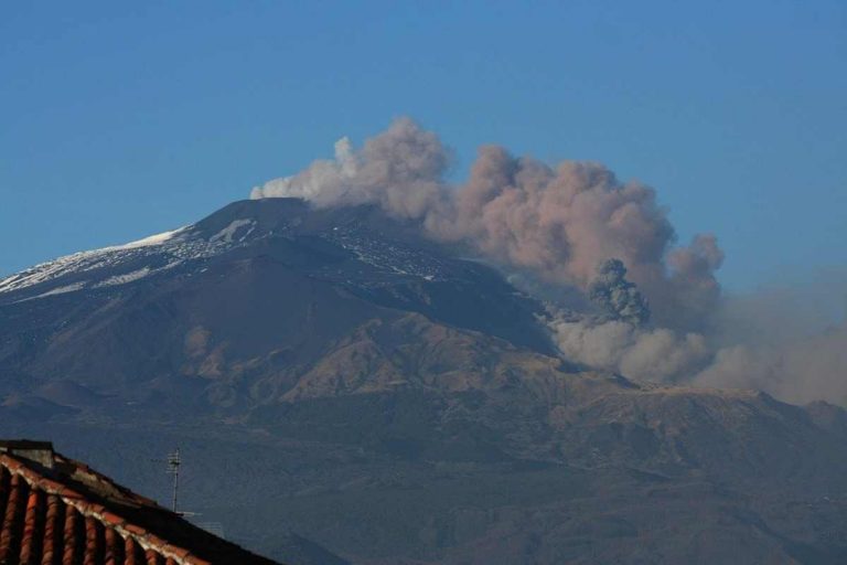Etna di nuovo in eruzione, nube di cenere alta 9 chilometri