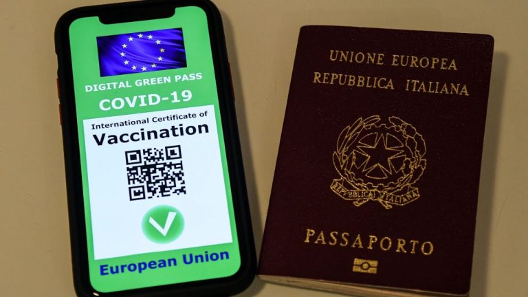 Coronavirus, cosa succede se il ristoratore non controlla il Green pass Coronavirus, cosa succede se il ristoratore non controlla il Green pass