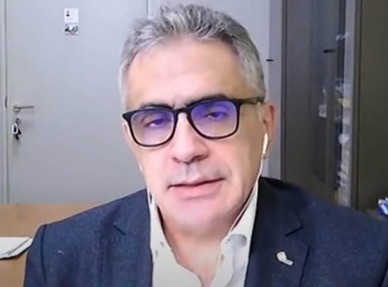 Variante Omicron, Pregliasco ammette: “Possibili ulteriori restrizioni a gennaio…”