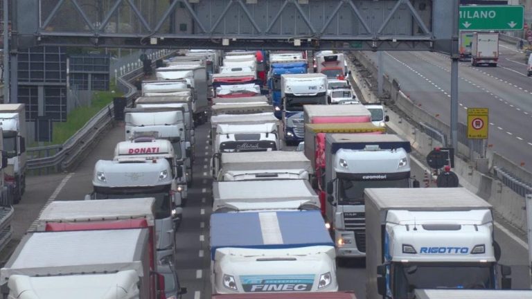 Traffico autostrade previsioni weekend di Ferragosto, ecco le strade da bollino rosso | Meteo Traffico autostrade previsioni weekend di Ferragosto, ecco le strade da bollino rosso | Meteo