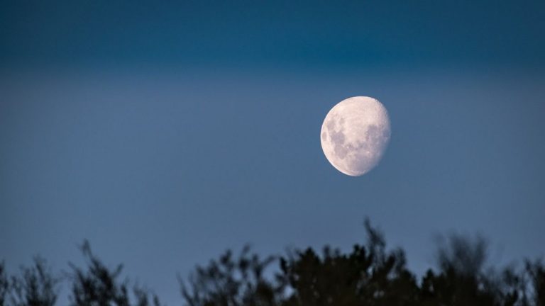 Luna blu, spettacolo nei cieli oggi, domenica 22 agosto 2021: ecco come vederla e perché si chiama così