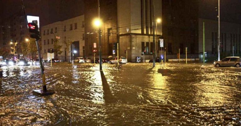 METEO – MALTEMPO eccezionale, ESONDAZIONI e FRANE in Liguria: SCUOLE CHIUSE anche domani. Appello del sindaco di Genova “non uscite di casa” METEO – MALTEMPO eccezionale, ESONDAZIONI e FRANE in Liguria: SCUOLE CHIUSE anche domani. Appello del sindaco di Genova “non uscite di casa”