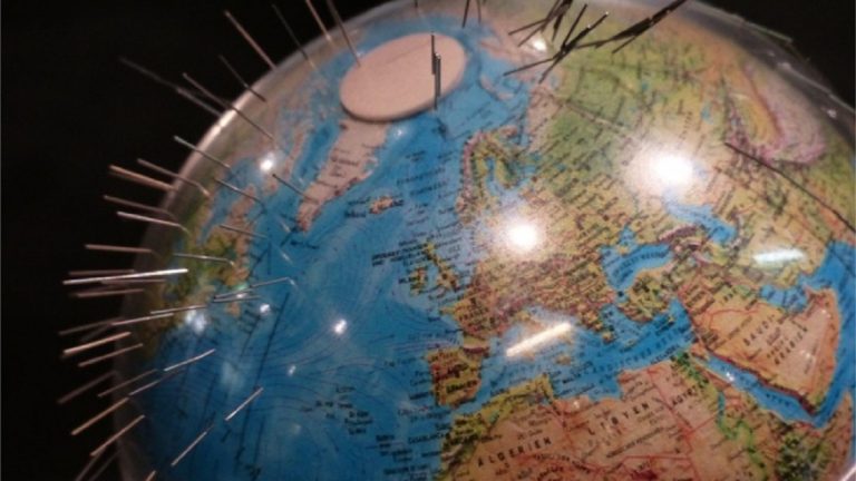 Il campo magnetico della Terra si indebolisce ciclicamente: ecco lo studio che lo dimostra